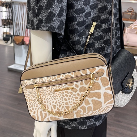 MICHAEL KORS JET SET LARGE EAST WEST ZIP POCKET CHAIN XBODY 
CAMEL
NWT - Picture 4 of 16